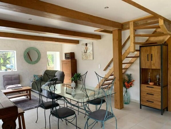 Interior - Chez Camille aux Sièges (Les Rives)