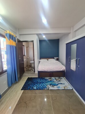 Deluxe Double Room | Ruang tamu | 20 cm televisyen LCD dengan kabel, TV 