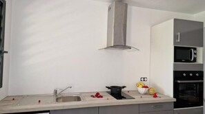 Kühlschrank, Mikrowelle, Ofen, Herdplatte