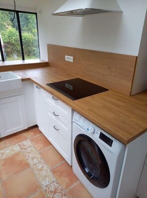 Frigorifero, microonde, forno, piano cottura