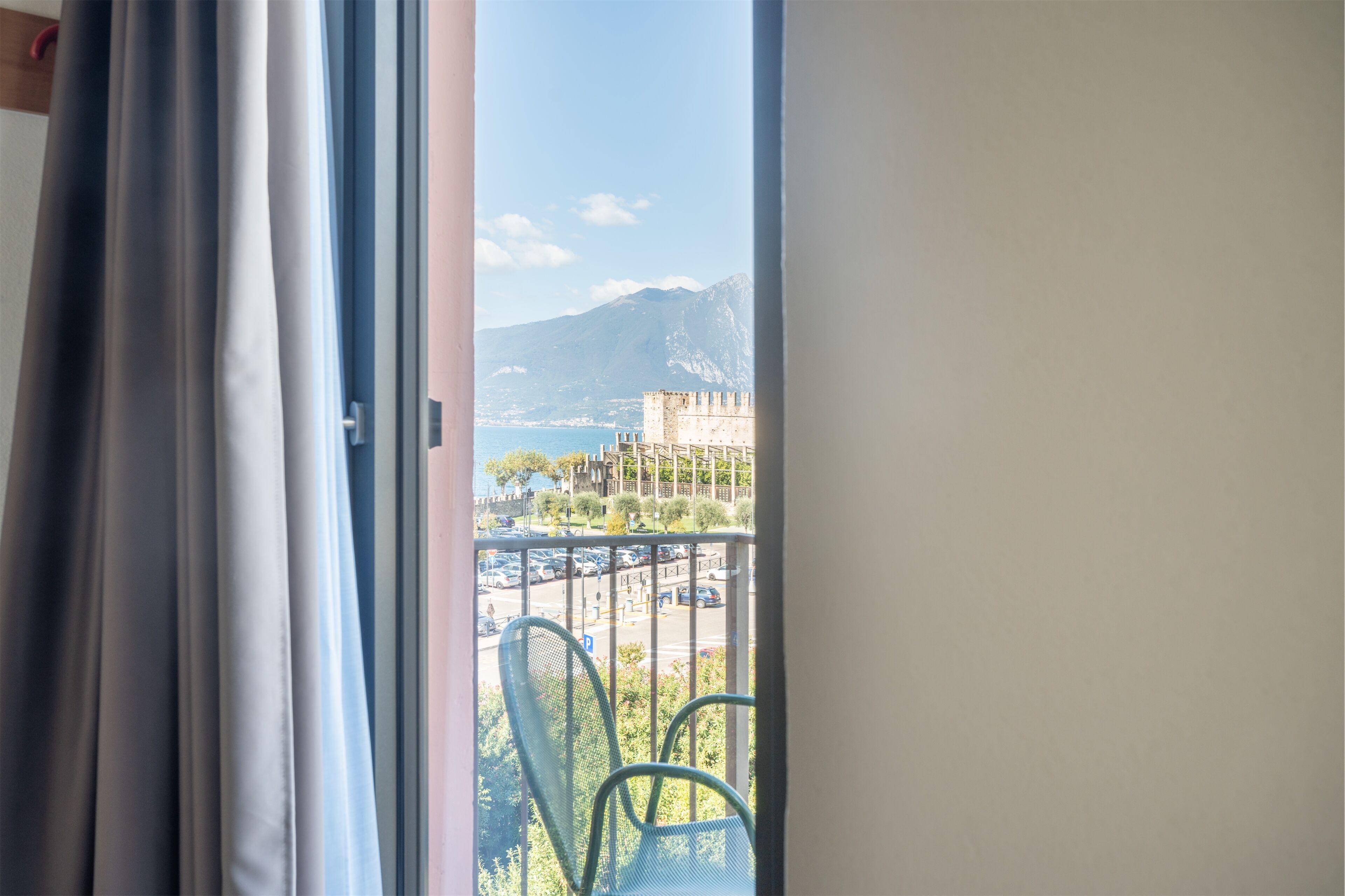 Caja de seguridad en la habitación, escritorio y cortinas blackout 