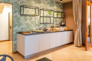 Free daily buffet breakfast