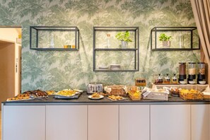Free daily buffet breakfast - Hotel Al Castello (Torri del Benaco)