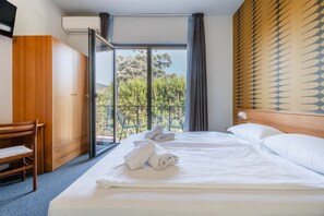 Chambre Standard Double ou avec lits jumeaux, vue colline | Coffres-forts dans les chambres, bureau, rideaux occultants