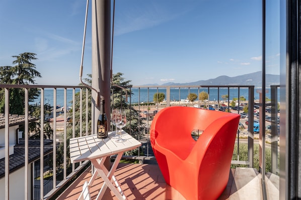 Elite-Doppel- oder -Zweibettzimmer, Seeblick | Terrasse/Patio