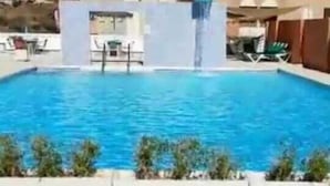 Une piscine avec vue sur les montagnes en arrière-plan.