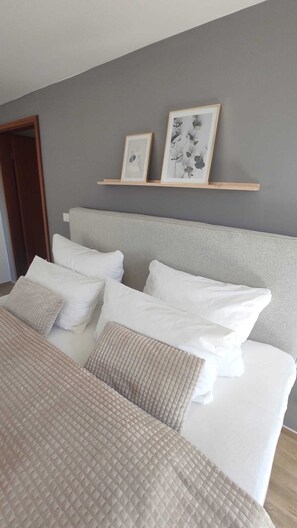 2 Schlafzimmer, Schreibtisch, schallisolierte Zimmer, kostenloses WLAN