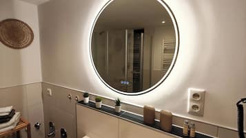 Dusche, kostenlose Toilettenartikel, Haartrockner, Handtücher