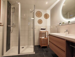 Dusche, kostenlose Toilettenartikel, Haartrockner, Handtücher