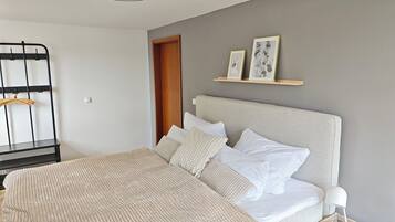 2 Schlafzimmer, Schreibtisch, schallisolierte Zimmer, kostenloses WLAN