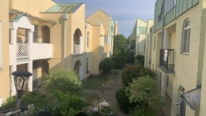 En gårdhave med bygninger, der har altaner og buede vinduer.