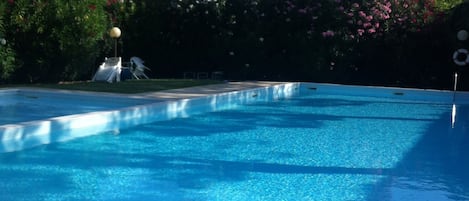 Una piscina al aire libre