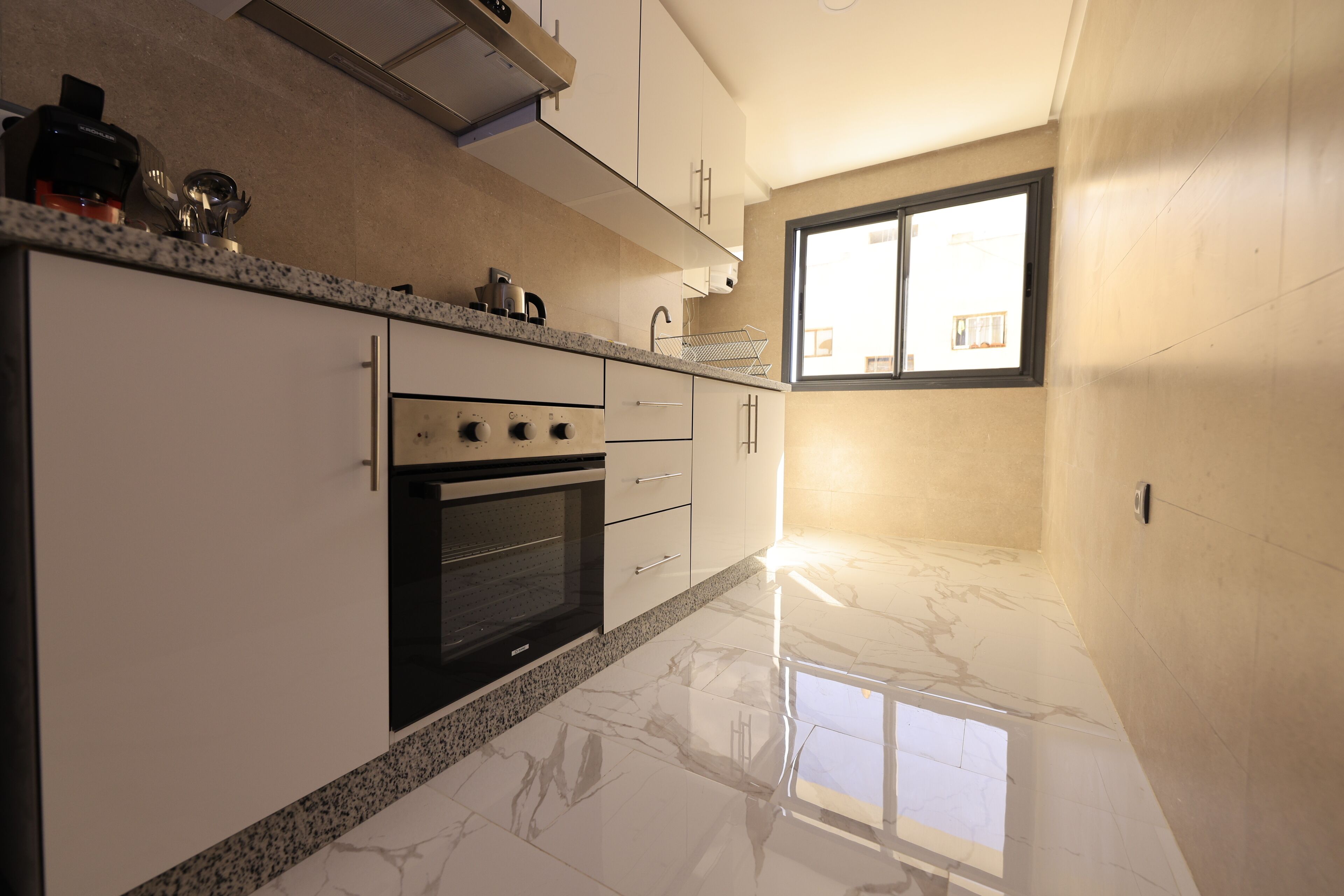 Fridge, oven, stovetop, coffee/tea maker