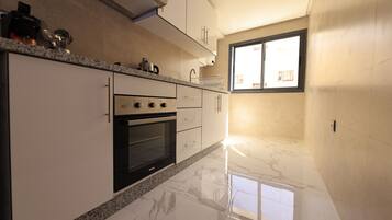 Fridge, oven, stovetop, coffee/tea maker