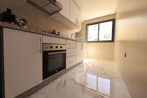 Kühlschrank, Ofen, Herdplatte, Wasserkocher mit Kaffee-/Teezubehör