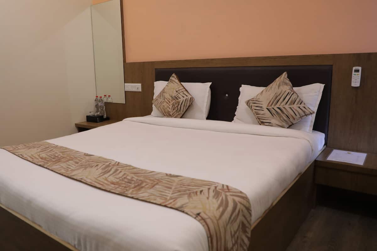 1 bedroom, in-room safe, desk, iron/ironing board