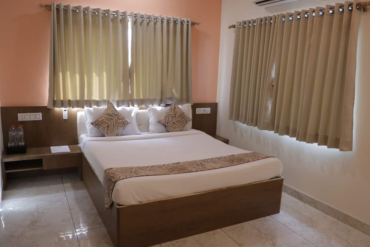 1 bedroom, in-room safe, desk, iron/ironing board