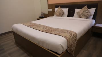 Deluxe with Pool | 1 bedroom, in-room safe, desk, iron/ironing board