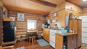 Microondas, horno, placa de cocina y cafetera o tetera