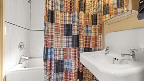 Baignoire, séchoir à cheveux, serviettes fournies