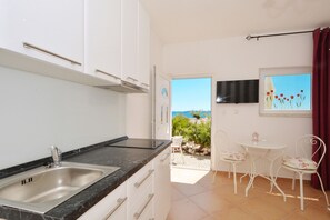 Kühlschrank, Herdplatte, Wasserkocher mit Kaffee-/Teezubehör