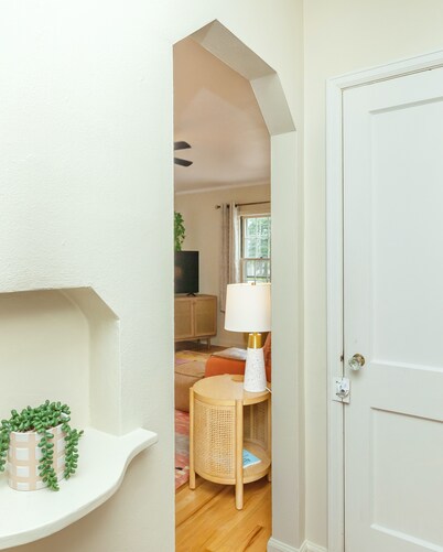 Good Vibes 2 Bed Home Centrally Located on Quiet St.