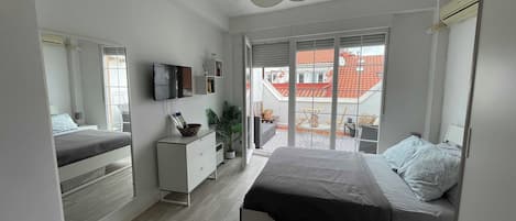 Iron/ironing board, WiFi, bed sheets
