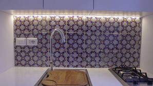 Refrigerador, parrilla de estufa, utensilios de cocina y comedor 