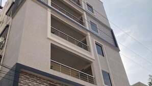 Een meerlaags gebouw met balkons en een bord waarop 
