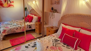 A bedroom with a mirrored wardrobe, a bed with red and white bedding, a bedside table, and a mirror. - Cosy country cottage with  plunge pool & bbq set in the peaceful countryside,


 (Sb de messines Silves)
