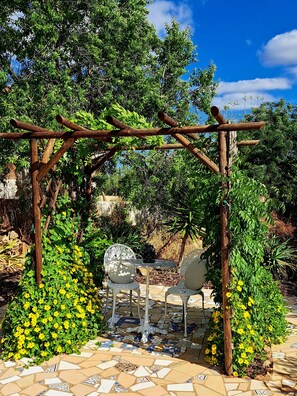 Outdoor dining - Cosy country cottage with  plunge pool & bbq set in the peaceful countryside,


 (Sb de messines Silves)