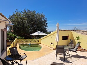 Outdoor dining - Cosy country cottage with  plunge pool & bbq set in the peaceful countryside,


 (Sb de messines Silves)