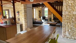 Ein rustikales Interieur mit einem Holzespeisekammer, Steinwänden und einer Steintreppe.
