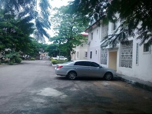 Property grounds - The entire comfy apartment in a cosy environment (Abuja)