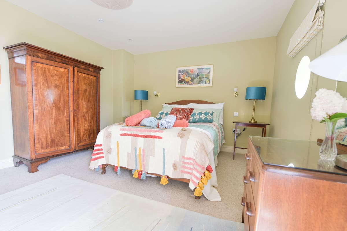 Habitación estándar, 1 cama matrimonial | 1 habitación, decoración personalizada y muebles diferentes