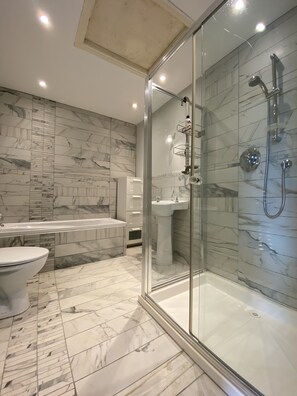 Bathroom - The Coach House at Moyglare Manor (Maynooth)