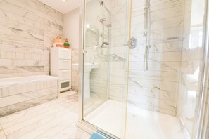 Habitación estándar, 1 cama matrimonial | Baño | Regadera, secadora de cabello, piso con calefacción, toallas 