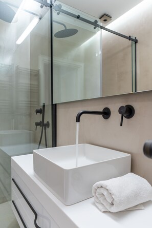 Luxury-Apartment | Badezimmer | Dusche, Regendusche, Haartrockner, Handtücher