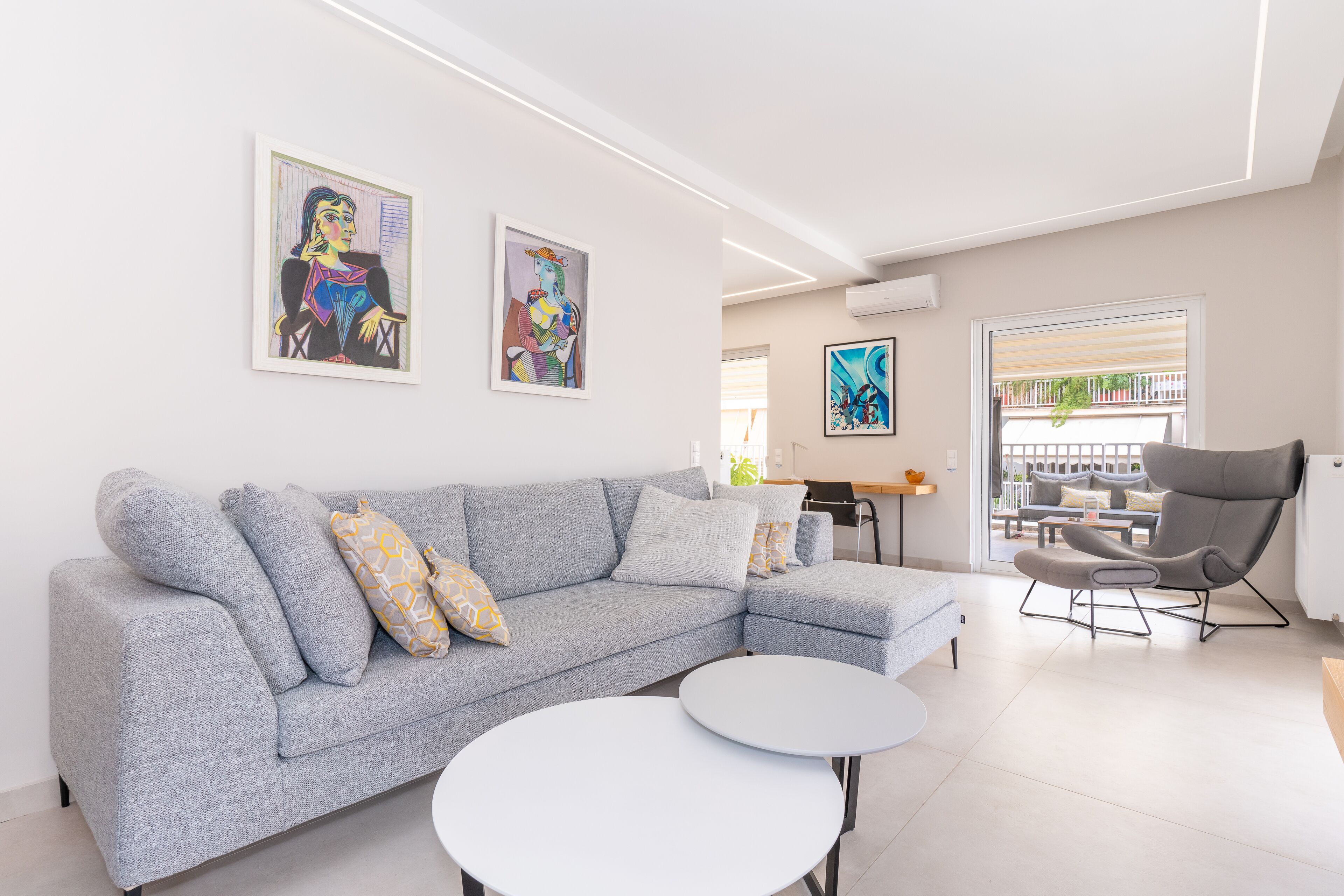 Appartement luxueux | Aire de séjour | Téléviseur connecté de 50 po avec télévision par câble, téléviseur