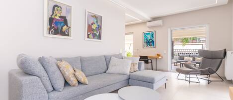 Căn hộ Cao cấp | Khu phòng khách | Smart TV 50-inch có truyền hình cáp, TV