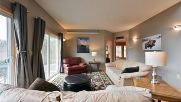 Een smart-tv en een dvd-speler