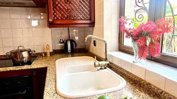 Geladeira, micro-ondas, fogĂŁo, cooktop