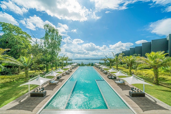 3 piscines extérieures