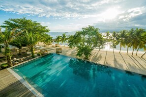 3 outdoor pools