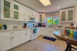 Frigorifero, microonde, forno, piano cottura