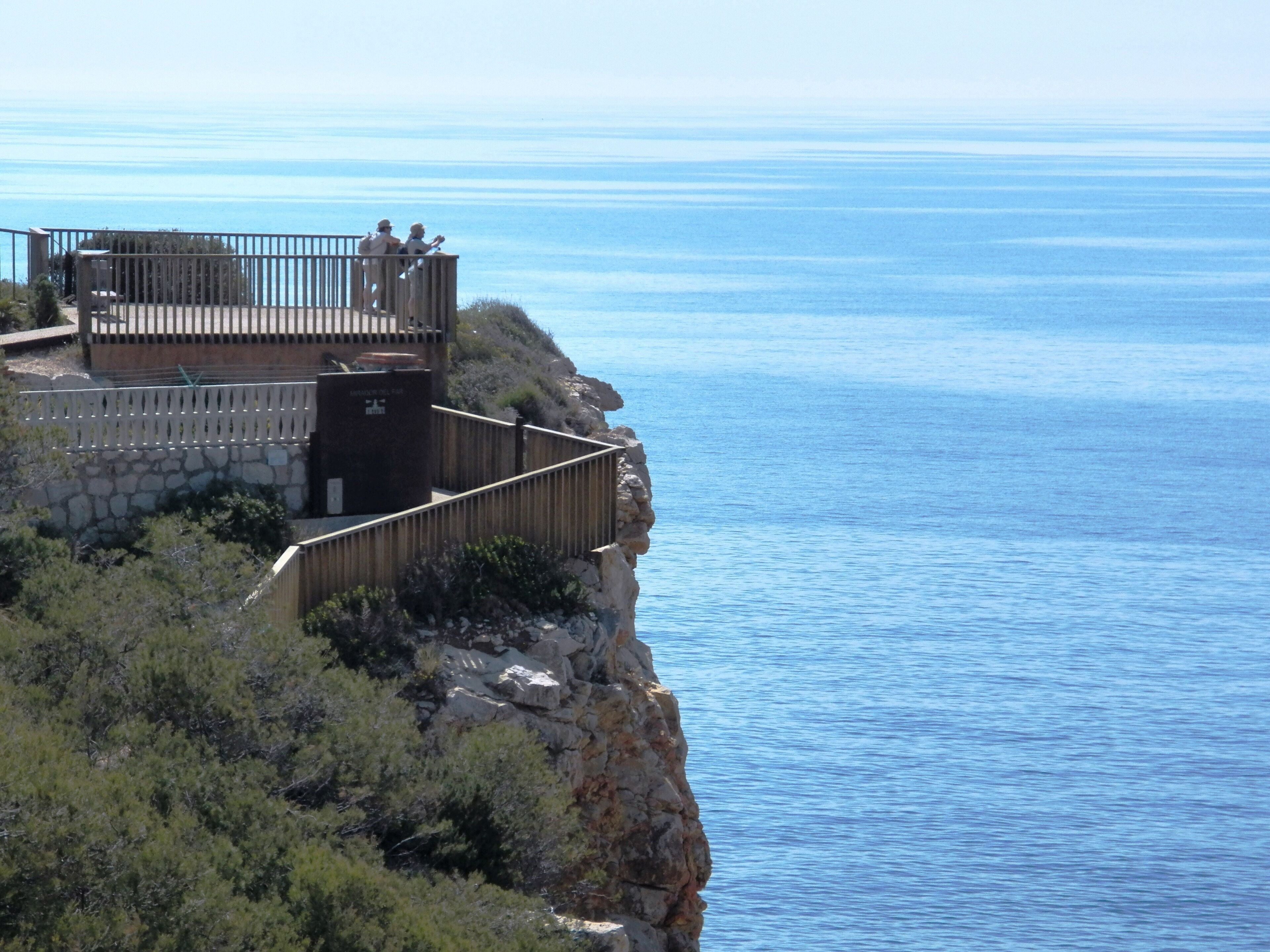 Un point de vue situé sur la côte, avec une terrasse en bois donnant sur la mer.