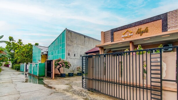 A gated residential area with a building labeled "Ramah Kosta" and "Nayla."