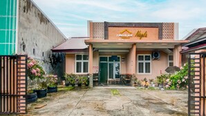 A building with a sign reading "Rumoh Kost Nagila".