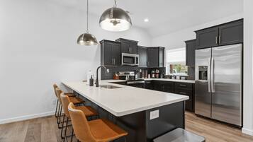 Frigorífico, microondas, horno y placa de cocina