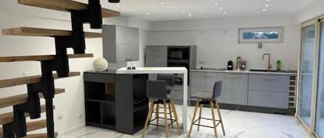 Een koelkast, een magnetron, een oven, een kookplaat